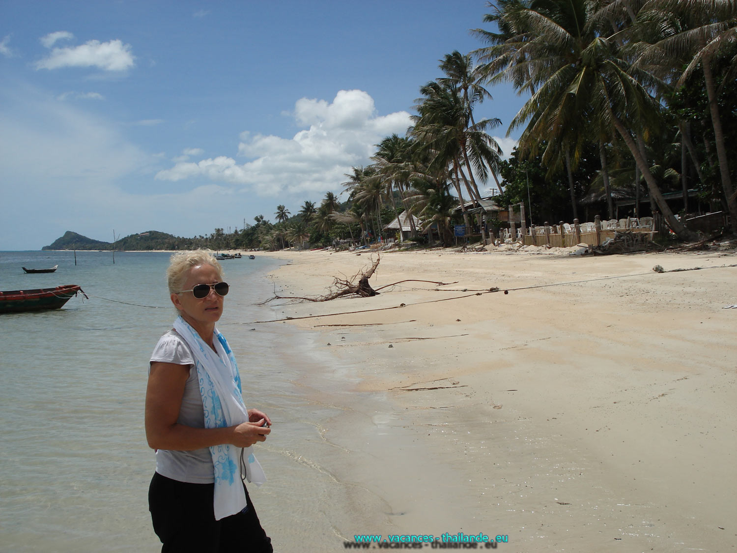 Loin de certaines plages bondées de transats, de clients, en contre bas des Ressorts commerciaux, il y a des plages vides de monde avec la vie marine sur le sable et ce sur des kilomètres et facile d'accès les vacances au bord d'une eau calme en Thaïlande toujours chaude